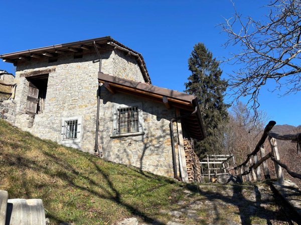 casale in vendita a Val Brembilla in zona Gerosa