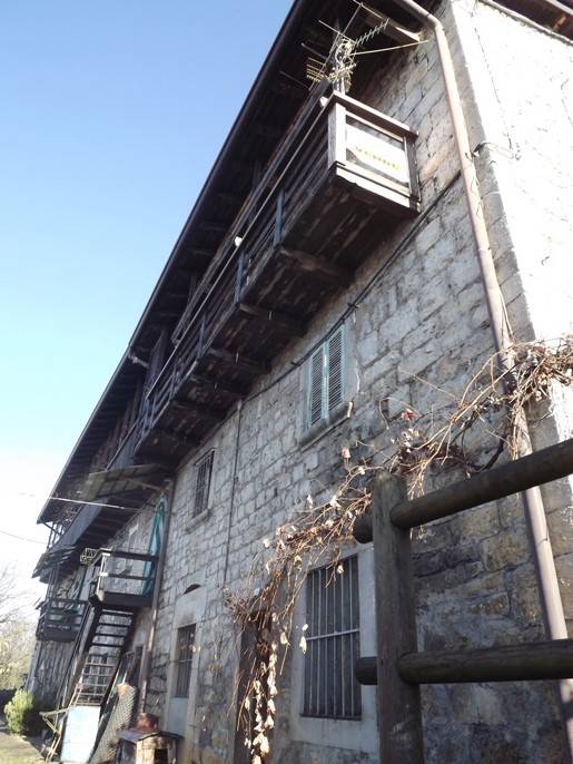 casa indipendente in vendita a Val Brembilla in zona Malentrata