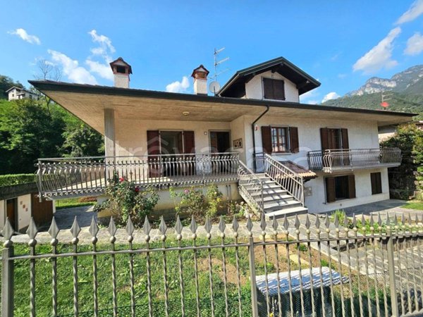 casa indipendente in vendita a Val Brembilla in zona Brembilla