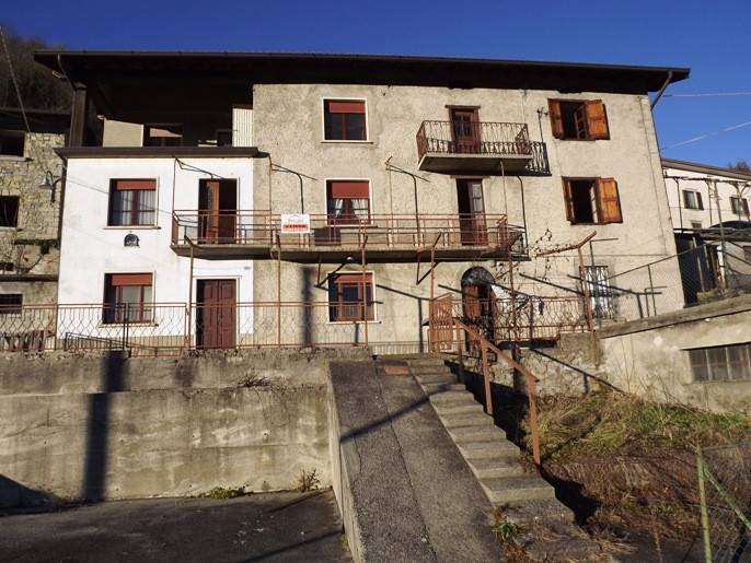 casa indipendente in vendita a Val Brembilla in zona Camorone