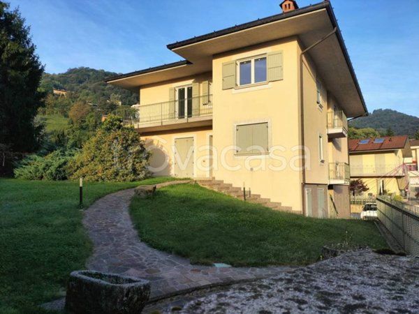 appartamento in vendita a Val Brembilla in zona Laxolo