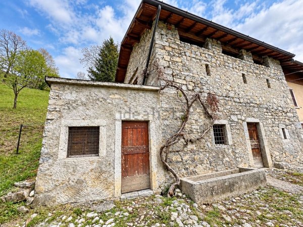 casale in vendita a Val Brembilla in zona Gerosa