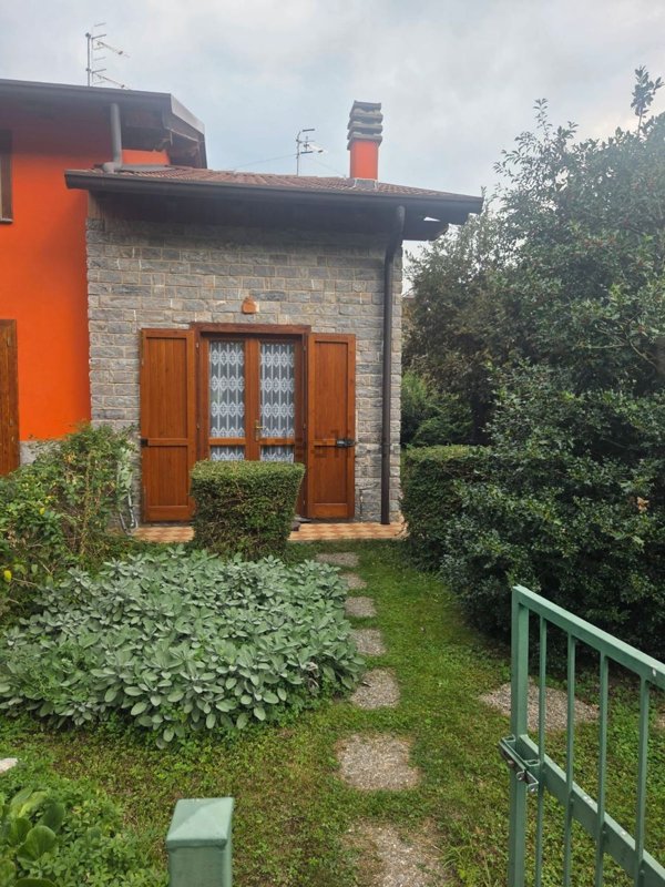 casa indipendente in vendita a Val Brembilla in zona Gerosa