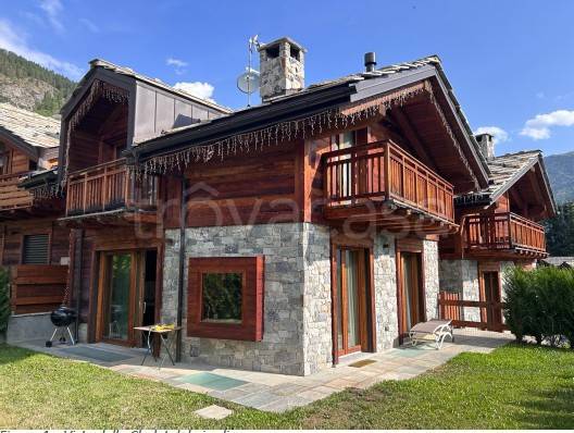 casa indipendente in vendita a Bardonecchia in zona Les Arnauds