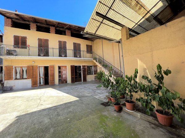 casa semindipendente in vendita a Barone Canavese