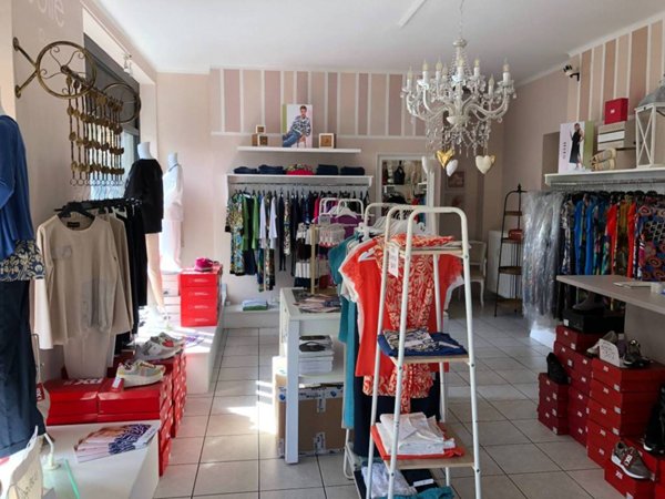 negozio in vendita a Beinasco in zona Borgaretto