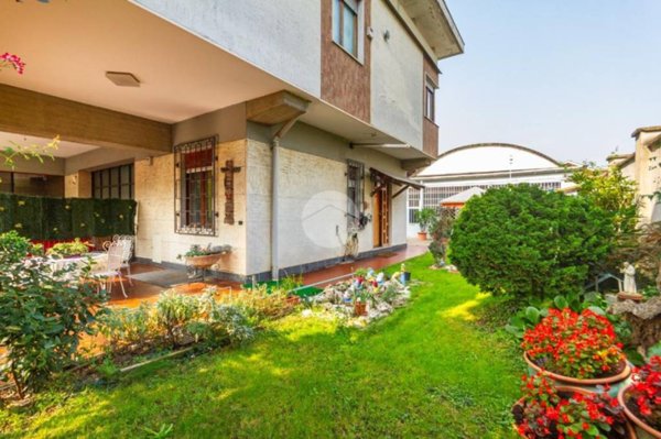 casa indipendente in vendita a Beinasco in zona Fornaci