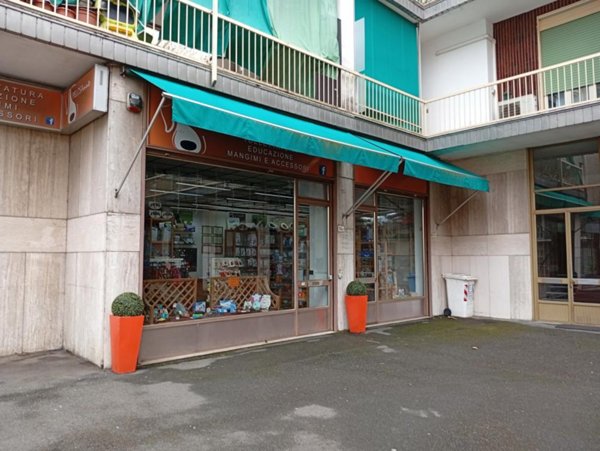 negozio in vendita a Beinasco in zona Borgaretto