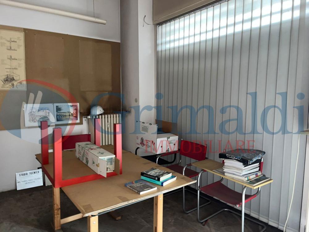negozio in vendita a Beinasco in zona Fornaci