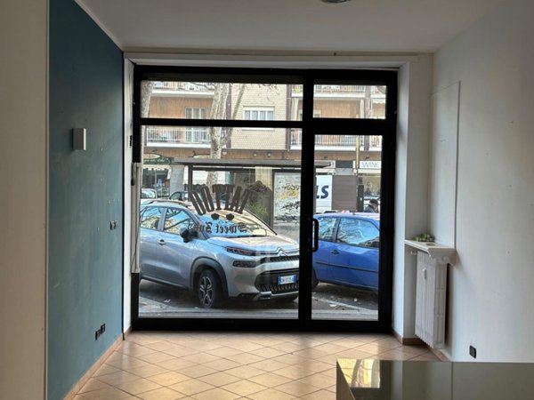 negozio in vendita a Beinasco in zona Borgaretto