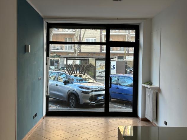 negozio in vendita a Beinasco in zona Borgaretto