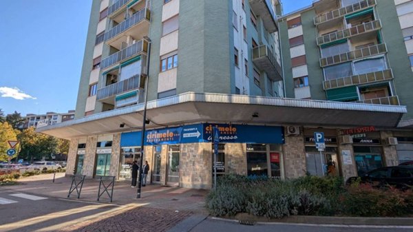 negozio in vendita a Beinasco in zona Fornaci