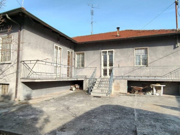 casa indipendente in vendita a Beinasco in zona Fornaci