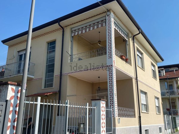casa indipendente in vendita a Beinasco in zona Borgaretto