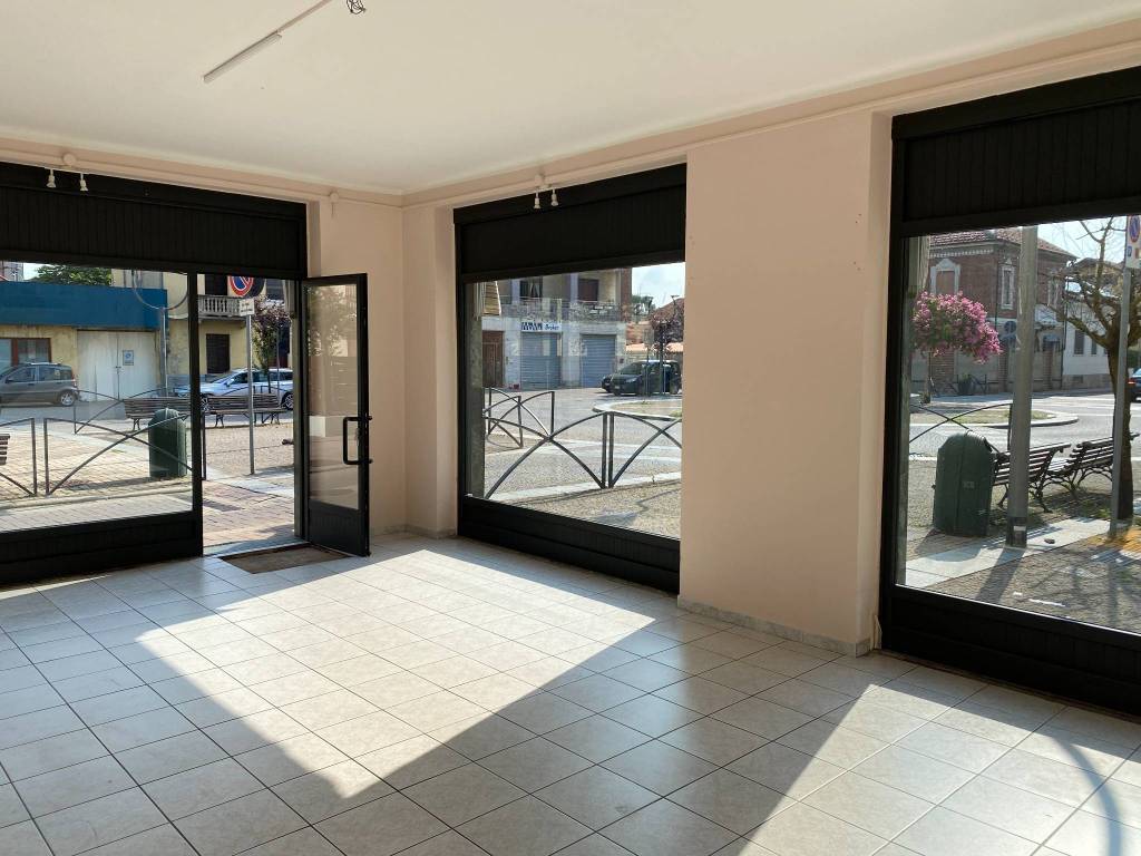 negozio in vendita a Beinasco in zona Borgaretto