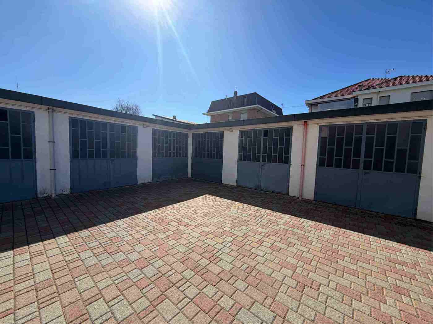 locale di sgombero in vendita a Beinasco