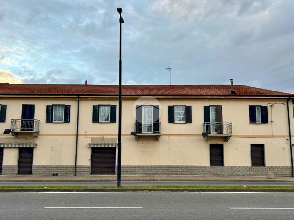 casa indipendente in vendita a Beinasco in zona Fornaci