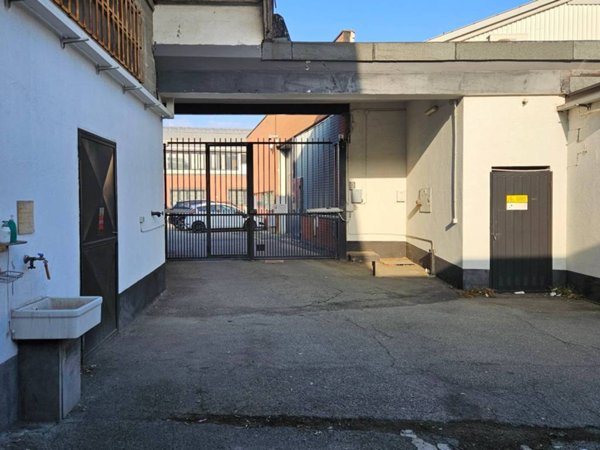 locale commerciale in vendita a Beinasco in zona Fornaci