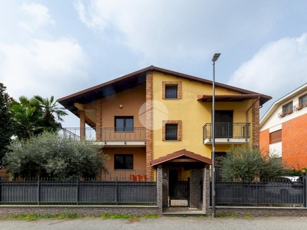 casa indipendente in vendita a Beinasco in zona Fornaci