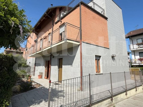casa indipendente in vendita a Beinasco in zona Borgaretto