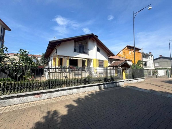 casa indipendente in vendita a Beinasco in zona Borgaretto
