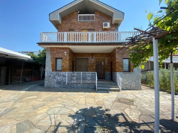 casa indipendente in vendita a Beinasco in zona Borgaretto