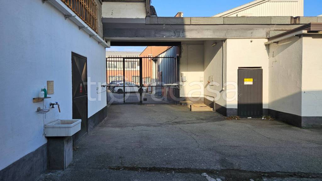 locale commerciale in vendita a Beinasco in zona Fornaci
