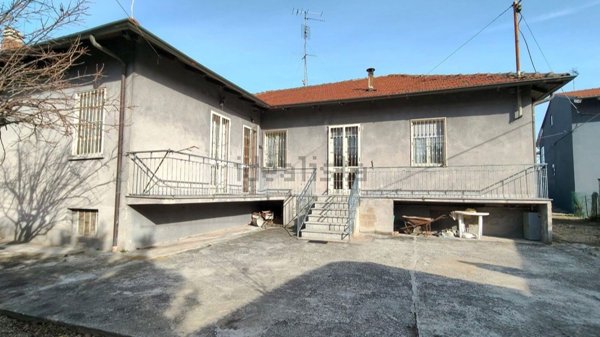 casa indipendente in vendita a Beinasco in zona Fornaci