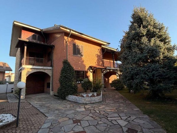 casa indipendente in vendita a Beinasco in zona Fornaci
