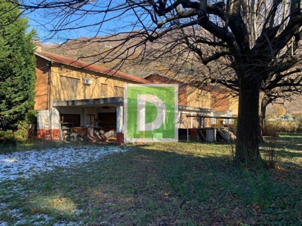 locale commerciale in vendita a Borgofranco d'Ivrea