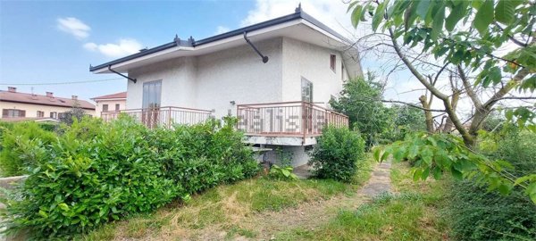 casa indipendente in vendita a Bricherasio in zona Cappella Merli