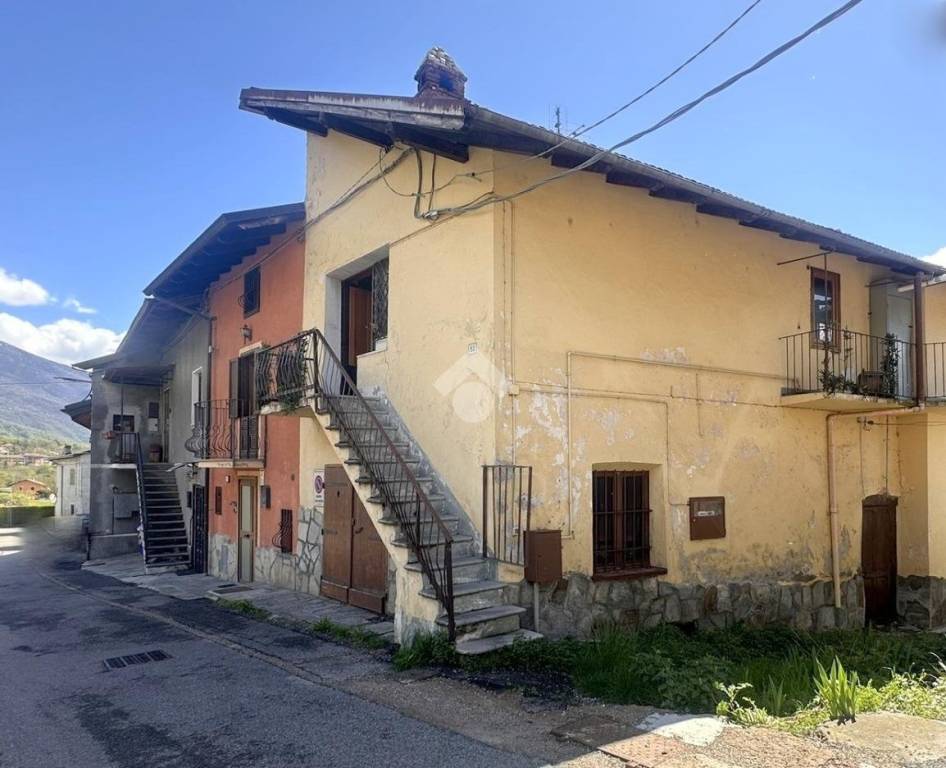 casa semindipendente in vendita a Bussoleno in zona Foresto