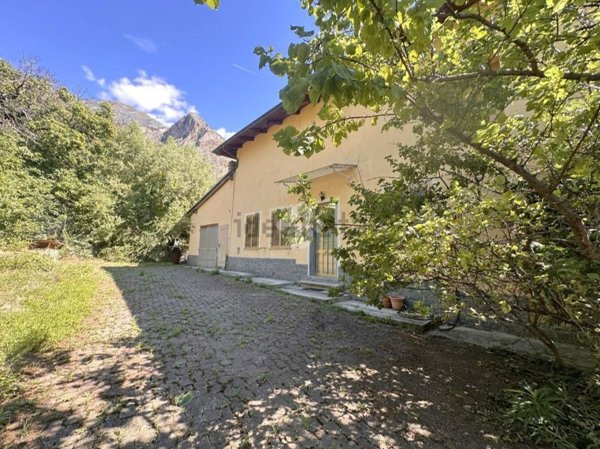 casa semindipendente in vendita a Bussoleno in zona Foresto