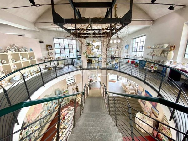 negozio in vendita a Cambiano