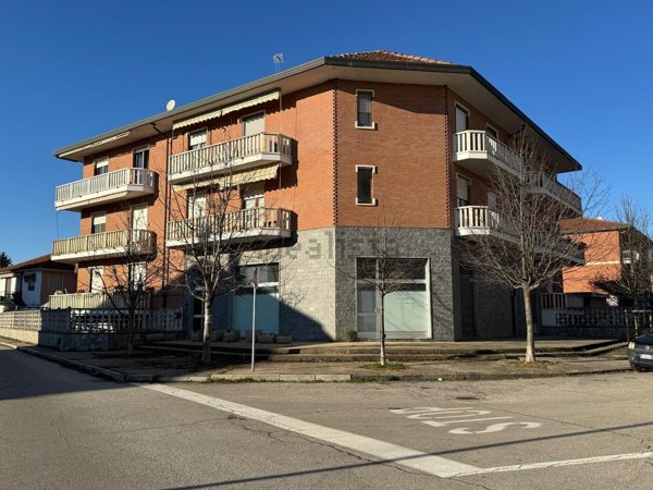 locale commerciale in vendita a Cambiano