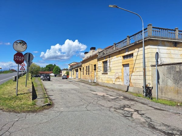 locale di sgombero in vendita a Cambiano
