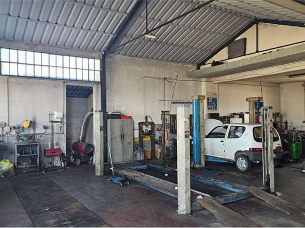negozio in vendita a Cambiano