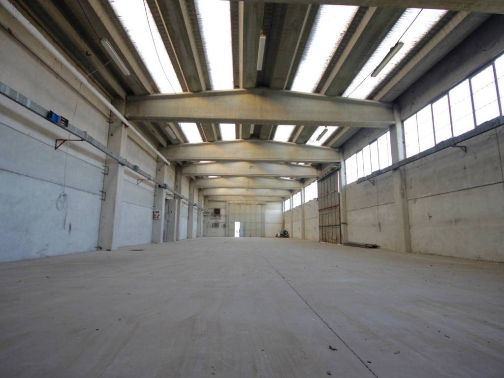 locale commerciale in vendita a Cambiano