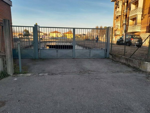 negozio in vendita a Cambiano