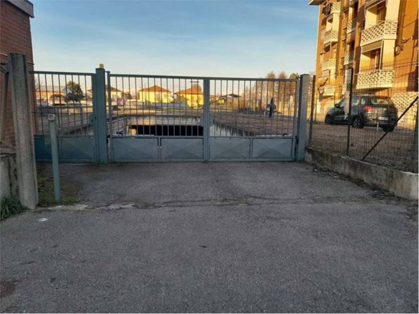 locale di sgombero in vendita a Cambiano