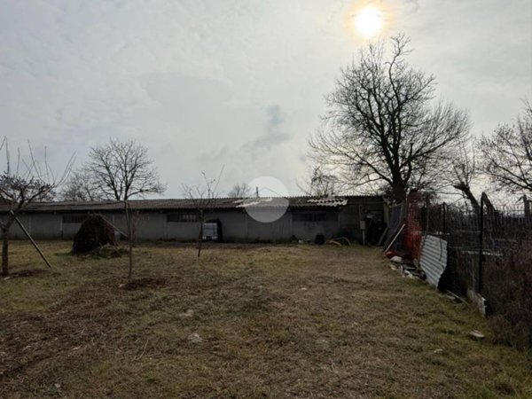 locale di sgombero in vendita a Cambiano