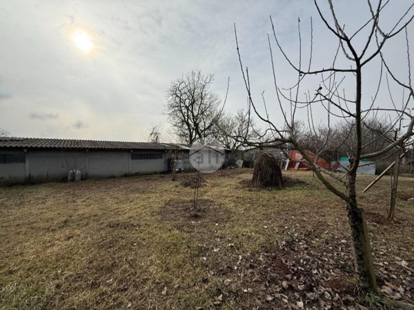 locale di sgombero in vendita a Cambiano