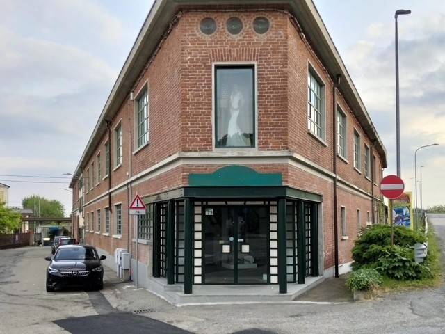 negozio in vendita a Cambiano