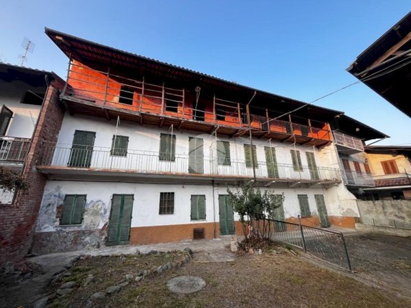 casa indipendente in vendita a Caravino