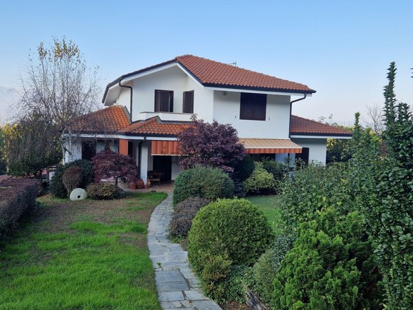 casa indipendente in vendita a Caravino