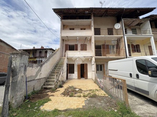 casa semindipendente in vendita a Caravino in zona Masino