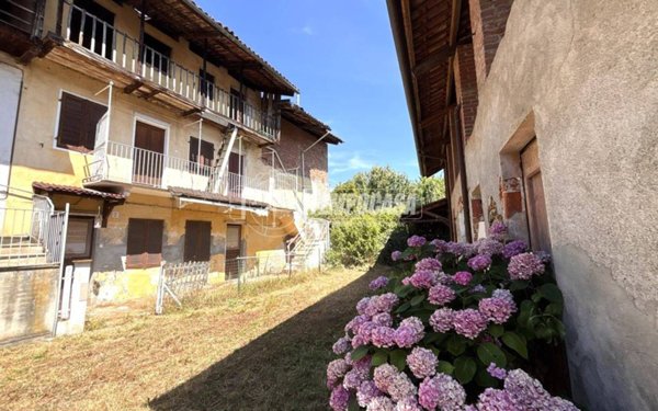 casa indipendente in vendita a Caravino in zona Masino