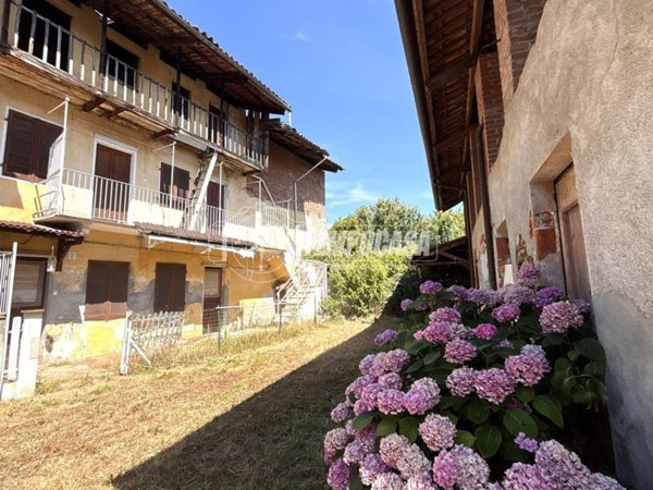 casa indipendente in vendita a Caravino in zona Masino