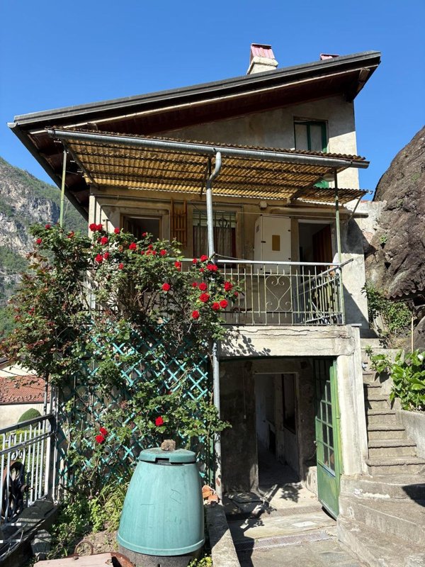 casa indipendente in vendita a Carema