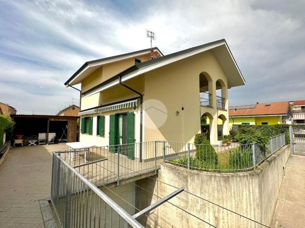 casa indipendente in vendita a Carignano